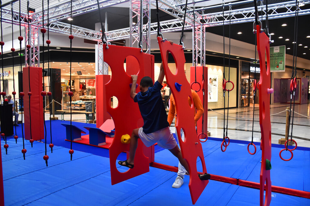 Parcours ninja événementiel Ninj'Aventure installé dans une galerie marchande